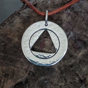 Herstelsymbool ketting fijn zilver, AA-cadeaus, 12 stappen geschenken, soberheidsjubileumhanger, AA-ketting, handgemaakte ketting met gehamerde afwerking