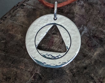 Collar con colgante AA de plata fina martillada: Regalo de sobriedad