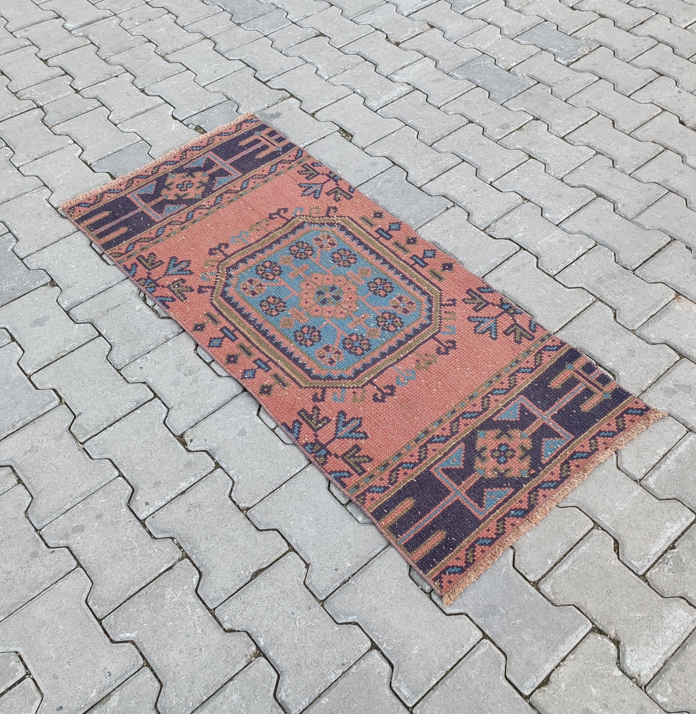 Mini Turkish Rug Wool Bohemian Free Shipping Size; 1.5×3ft. Small Oushak Rug Vintage Rug Kilim Anatolian Natural Hand-Made Mini Turkish Rug Wool Bohemian Free Shipping Size; 1.5×3ft. Small Oushak Rug Vintage Rug Kilim Anatolian Natural Hand-Made