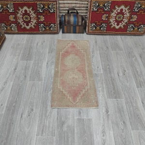 Small Oushak Turkish Wool Rug – Pink Geometric Pattern (1.5x3.4ft)