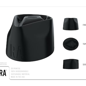 Puede incluir: Un tapón de botella negro impreso en 3D con el texto "RA" en el lateral. El tapón es 100% biodegradable y está hecho de materiales sostenibles. Está hecho en los Estados Unidos.