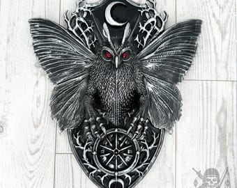 Mottenmann-Wandplakette | Gotische Kryptiden-Wandkunst | Handgefertigte Horror-Dekoration | Dunkler Cottagecore | Okkulte Wohndekoration | Studio Nightshade