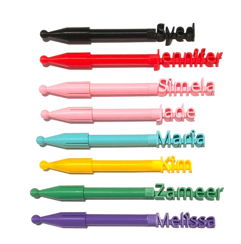 Pu&ograve; includere: Un set di dieci penne colorate con nomi stampati sulle estremit&agrave;. I nomi sono Syed, Jennifer, Simela, Jade, Maria, Kim, Zameer e Melissa.