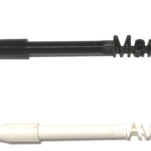 Pu&ograve; includere: Due penne calligrafiche personalizzate, una nera e una bianca, con una punta arrotondata. La penna nera ha il nome "Martha" scritto su di essa e la penna bianca ha il nome "Avery" scritto su di essa.