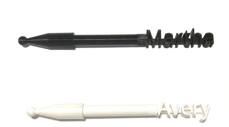 Pu&ograve; includere: Due penne calligrafiche personalizzate, una nera e una bianca, con una punta arrotondata. La penna nera ha il nome "Martha" scritto su di essa e la penna bianca ha il nome "Avery" scritto su di essa.