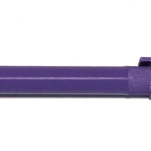 Pu&ograve; includere: Penna viola con punta arrotondata e la parola "Tiffanie" stampata sul lato.