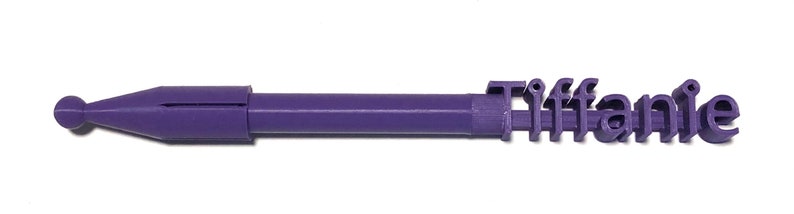Pu&ograve; includere: Penna viola con punta arrotondata e la parola "Tiffanie" stampata sul lato.