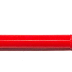 Pu&ograve; includere: Una penna di plastica rossa con la parola "Malka" stampata sul lato.