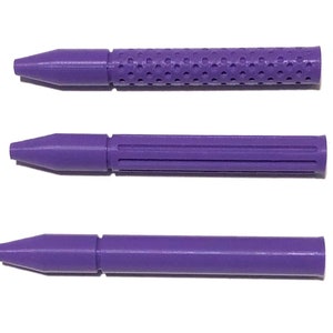 Pu&ograve; includere: Tre punte di applicatore in plastica viola con diverse texture. La punta superiore ha una texture a puntini, la punta centrale ha una texture rigata e la punta inferiore &egrave; liscia.