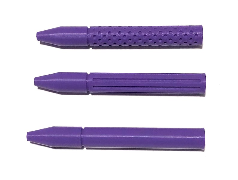 Pu&ograve; includere: Tre punte di applicatore in plastica viola con diverse texture. La punta superiore ha una texture a puntini, la punta centrale ha una texture rigata e la punta inferiore &egrave; liscia.