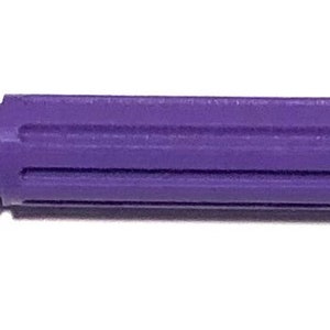 Pu&ograve; includere: Un applicatore in plastica viola con una punta appuntita e un corpo rigato.