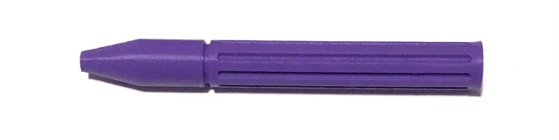 Pu&ograve; includere: Un applicatore in plastica viola con una punta appuntita e un corpo rigato.