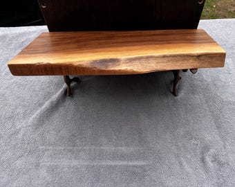 Estantería de nogal artesanal con borde natural y soportes de ramas / Estantería de pared rústica de madera / Decoración con borde natural de 45 cm