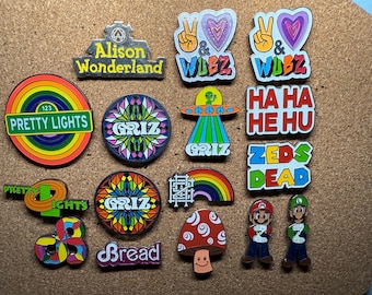 EDM glow in the dark hard emaille pinnen van @musicfestivalstickers