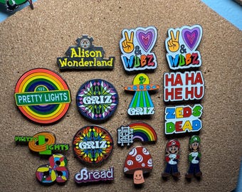 EDM glow in the dark hard emaille pinnen van @musicfestivalstickers