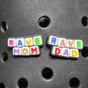 Puede incluir: Dos juegos de abalorios de letras de colores que deletrean "Rave Mom" y "Rave Dad".
