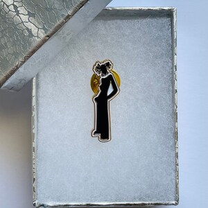 The Nez Silhouette Black & Gold Lapel Pin
