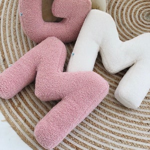Almohada con letras, letras de tela bouclé, almohada del alfabeto, letra inicial, monograma decorativo, decoración para niños, letra m de tela