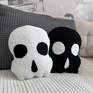 Plush Sherpa Skull Pillow - Halloween Pillows, Teddy Boucle Skeleton Pillow, Skull Cushion, Spooky Throw Pillows, Gothic Love Gift