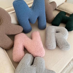 Buchstabenkissen, Stoffbuchstabe, Alphabetkissen, Persönlichkeitskissen, Samtbuchstabe, Alphabetkissen, Scandi-Kinderzimmerdekoration, Taufgeschenk