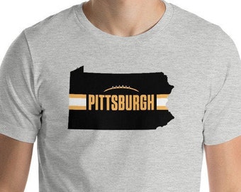 Pittsburgh Fußball Pennsylvania Umriss Kurzarm Unisex T-Shirt (schwarzes Design)