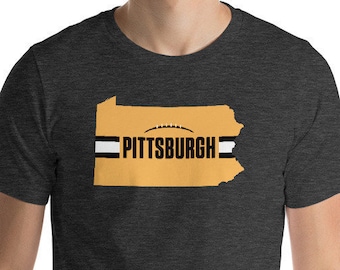 Pittsburgh Fußball Pennsylvania Umriss Kurzarm Unisex T-Shirt (Gold Design)