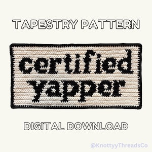 以下が含まれることがあります： クリーム色の背景に黒い文字で「certified YAPPER」と書かれた長方形のかぎ針編みのタペストリーパターンで、黒い縁取りが施されています。画像には上部に「TAPESTRY PATTERN」、下部に「DIGITAL DOWNLOAD」というテキストが含まれています。