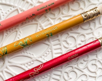3 crayons Sniffy Sticks vintage - crayons vintage - caramel au beurre - cerise - bubble-gum - fournitures scolaires vintage - bureau vintage
