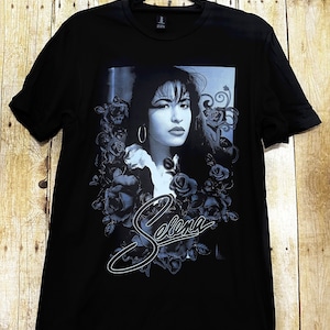Selena Shirt black and white image 2 / La Reina del Tejano Shirt imagen en blanco y negro / Selena,Peace Love Selena Shirt,Selena/ vintage
