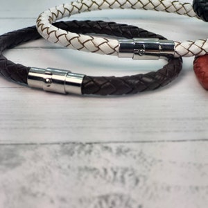 Single band leather bracelet with stainless steel magnetic clasps