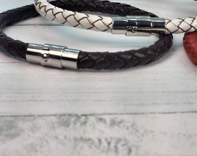 Single band leather bracelet with stainless steel magnetic clasps
