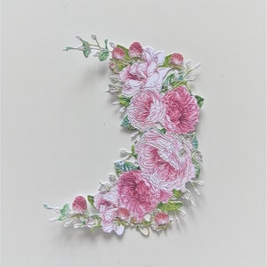 Tattered Lace aardbeienroos crescent die cuts voor het maken van kaarten en scrapbooking.