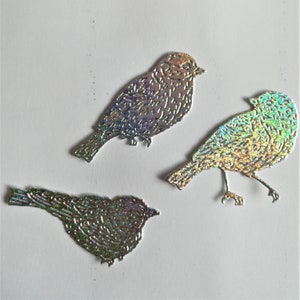 12 oiseaux argentés découpés, oiseaux découpés sur du papier cartonné argenté irrédescent, 4 ensembles de 3 oiseaux découpés et en relief
