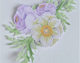 以下が含まれることがあります： 黄色い中心を持つ白い花と、緑の葉を持つ紫の花