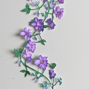 Troqueles de clemátide que se arrastra, flores de carisma de encaje andrajoso, hilo púrpura de troqueles de flores