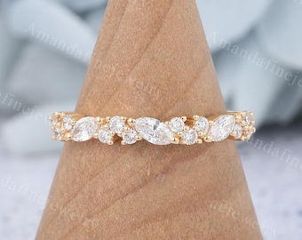 Vigselring i massivt gult guld, elegant och unik halvalliansring i diamanter, markis, moissanitring, vintage-matchande stapelring.