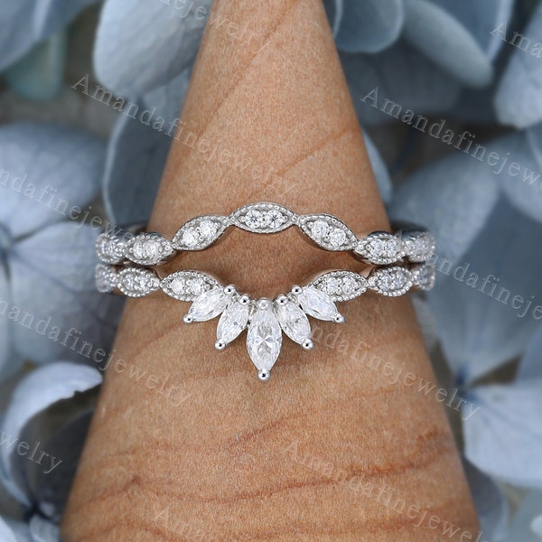 Aliança de casamento curva em ouro branco com 2 peças, cravejada com moissanita lapidação marquise, estilo vintage, única, com diamantes combinando, ideal para usar em conjunto ou como presente de aniversário para ela.