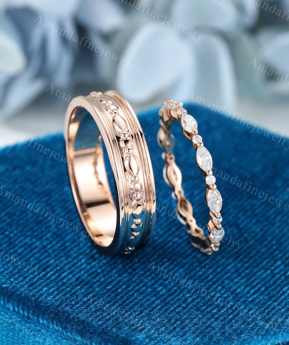 Anillos de compromiso para el y ella sale