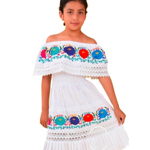 Vestido Tradicional Mexican con Flores Bordado para Nina/Mexican Traditional Embroidery Dress with flowers For Girl