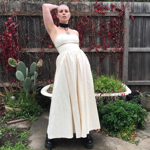 Stun 80’s strapless sweetheart neckline princess d