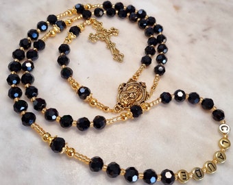 Conjunto de cuentas de rosario negras o doradas personalizadas Rosario para hombres o mujeres Nombre de familia Rosario Collar católico Regalo del Día de la Madre Regalo del Día del Padre