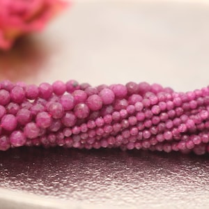 Peut inclure: Un brin de perles de pierres précieuses facettées roses. Les perles sont rondes et ont une finition lisse et polie.