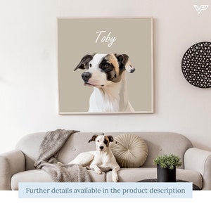 K&ouml;nnte beinhalten: Ein gerahmtes Portr&auml;t eines Hundes namens Toby, mit beigem Hintergrund. Der Hund ist wei&szlig; mit schwarzen und braunen Abzeichen. Ein echter Hund derselben Rasse liegt auf einem grauen Sofa. Der Text "Further details available in the product description" steht unten.