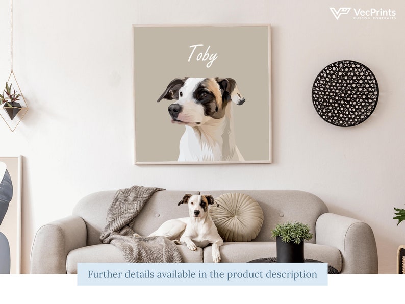 K&ouml;nnte beinhalten: Ein gerahmtes Portr&auml;t eines Hundes namens Toby, mit beigem Hintergrund. Der Hund ist wei&szlig; mit schwarzen und braunen Abzeichen. Ein echter Hund derselben Rasse liegt auf einem grauen Sofa. Der Text "Further details available in the product description" steht unten.
