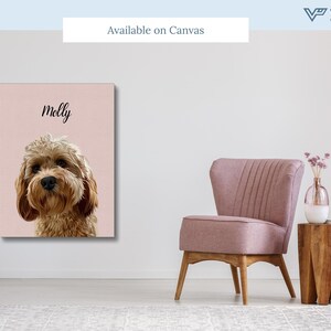 K&ouml;nnte beinhalten: Leinwanddruck mit einem Portr&auml;t eines Hundes namens Molly, vor einem hellrosa Hintergrund. Der Hund hat braunes und hellbraunes Fell. Der Text "Available on Canvas" steht oben. Ein rosa Stuhl und ein Holztisch sind im Hintergrund.