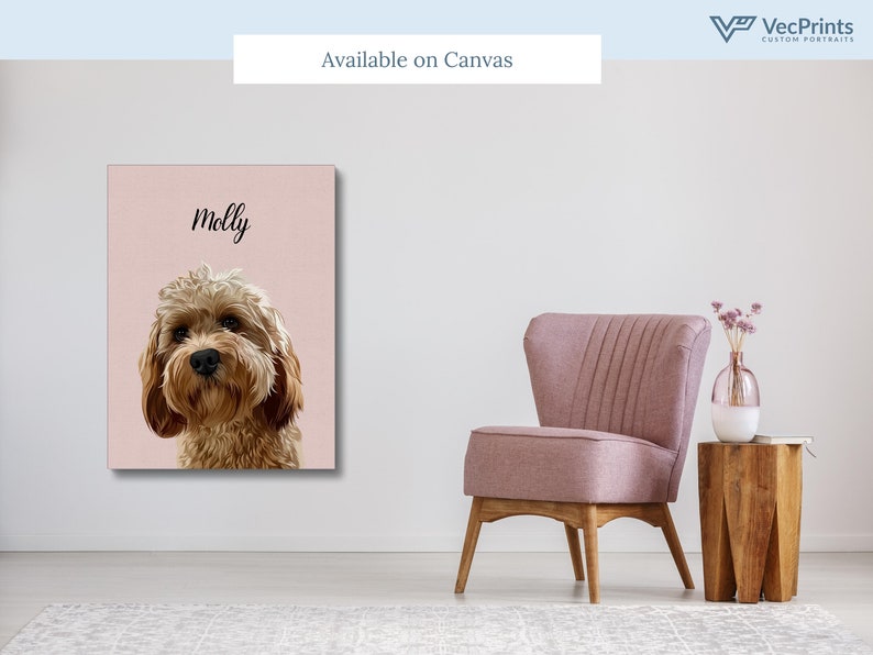 K&ouml;nnte beinhalten: Leinwanddruck mit einem Portr&auml;t eines Hundes namens Molly, vor einem hellrosa Hintergrund. Der Hund hat braunes und hellbraunes Fell. Der Text "Available on Canvas" steht oben. Ein rosa Stuhl und ein Holztisch sind im Hintergrund.
