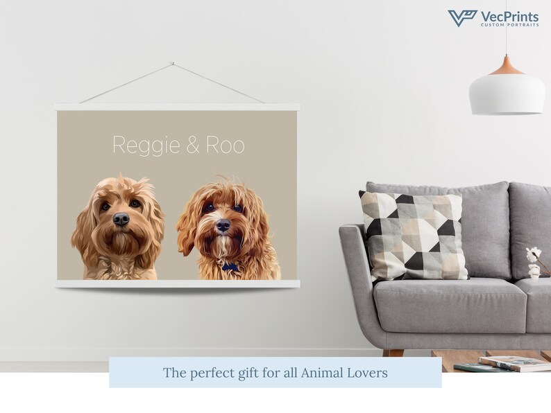 K&ouml;nnte beinhalten: Ein Leinwanddruck mit zwei entz&uuml;ckenden Hunden, Reggie und Roo, mit hellbraunem Fell. Der Druck h&auml;ngt an einer Wand &uuml;ber einem grauen Sofa mit einem geometrisch gemusterten Kissen. Der Text "Reggie & Roo" ist auf dem Druck zu sehen.