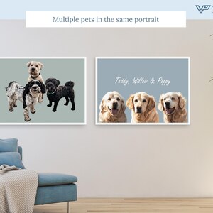 K&ouml;nnte beinhalten: Zwei gerahmte Haustierportr&auml;ts. Eines zeigt vier Hunde, darunter einen Terrier, einen schwarz-wei&szlig;en Spaniel und einen schwarzen Pudel. Das andere Portr&auml;t zeigt drei Golden Retriever mit den Namen "Teddy, Willow & Poppy".