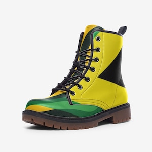 Peut inclure: Bottes à lacets jaunes, vertes et noires avec une semelle marron.