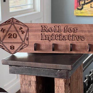 ¡Tira por la iniciativa! Llavero de D&D – Soporte de madera para llaves de pared – Regalo para Dungeon Master – Decoración geek – Grabado personalizado disponible